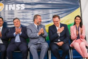 Carlos Lupi, ministro da Previdência Social, e Luis Camargo, prefeito de Arujá