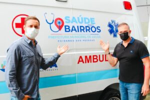 Luis Camargo e Leonardo Reis com ambulância