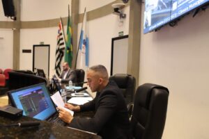 Uelton Almeida em sessão na Câmara de Arujá