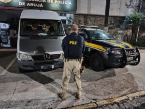 Viatura da PRF na Delegacia de Arujá