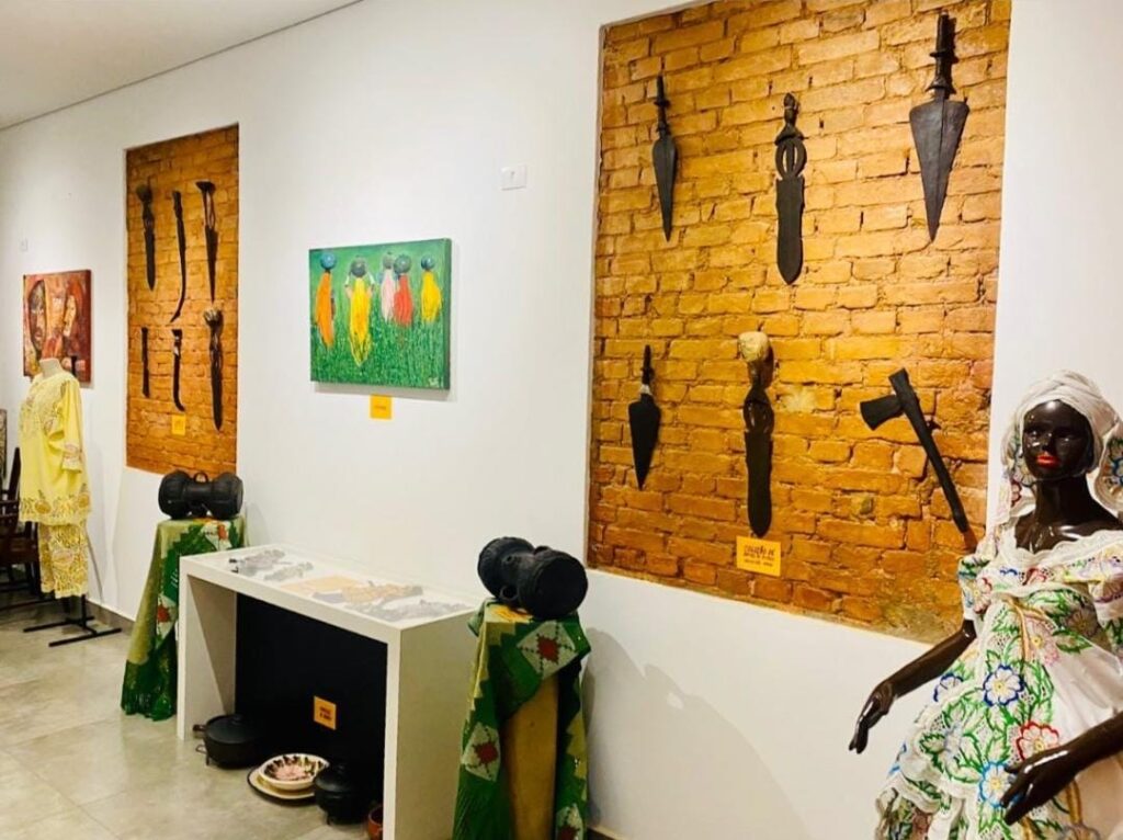 exposição Ubuntu - Sou Quem Sou, Porque Somos Todos Nós no Museu de Arujá