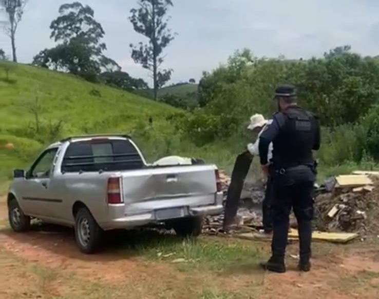 descarte irregular de lixo por morador de Arujá em Itaquá