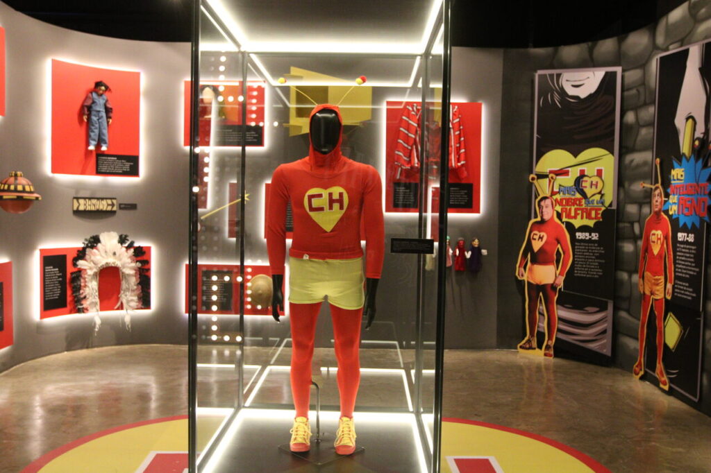 Exposição Chaves x roupa do Chapolin Colorado