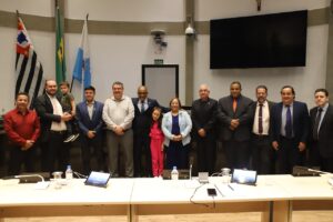 Cássio Kineipe ao lado de vereadores na Câmara de Arujá