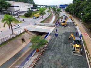 construção de retorno na avenida Mario Covas