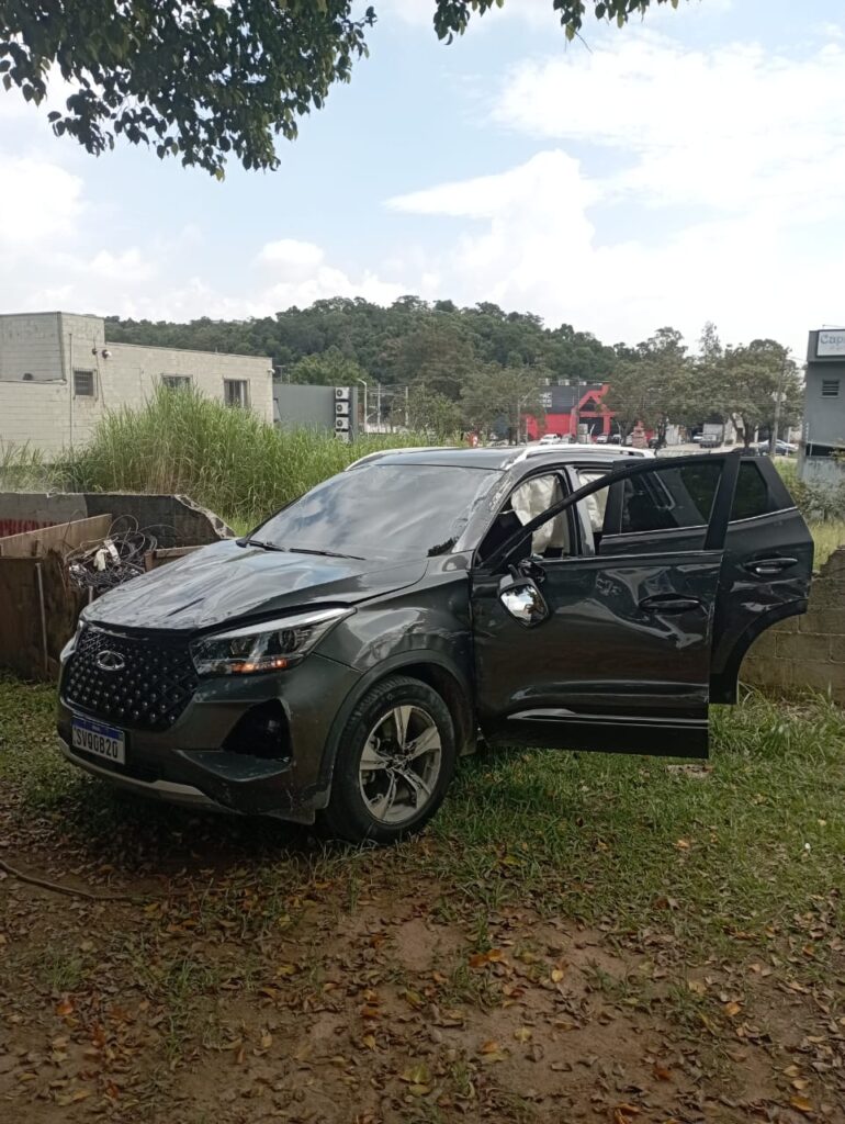 Carro capotado após perseguição da PM