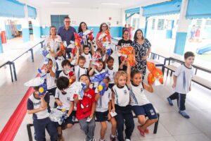 Entrega de ovos de Páscoa em escola