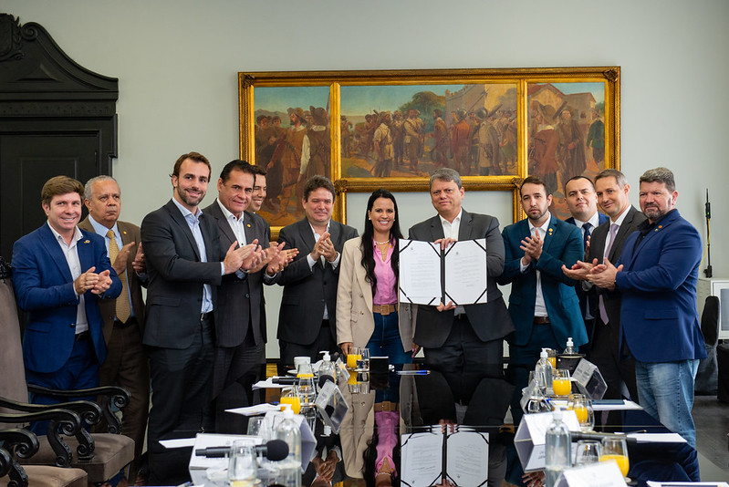 Tarcísio de Freitas assina projeto para criar escolas cívico-militares