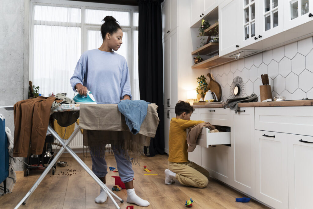 dona de casa, serviços doméstico, passar roupa