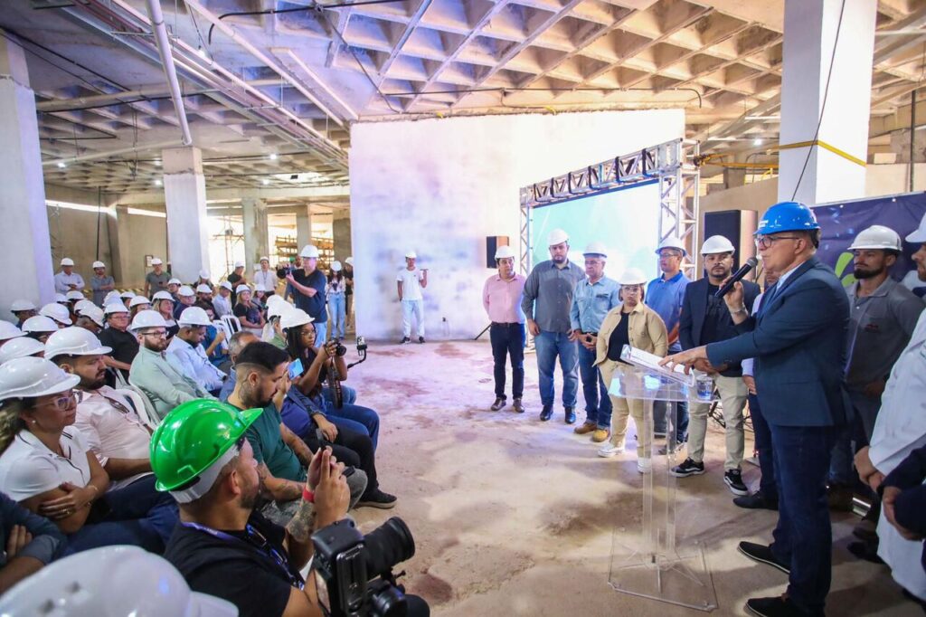 Camargo e vereadores no Hospital Geral de Arujá