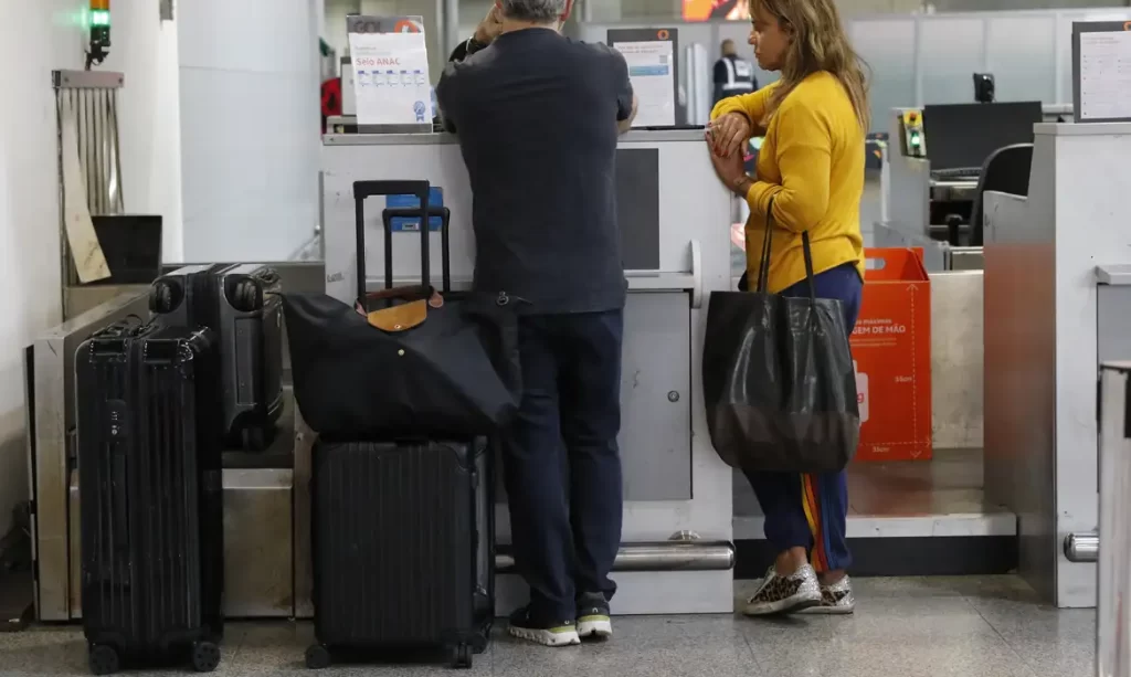 Passageiros em aeroporto