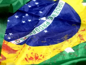 protesto contra violência policial com bandeira do Brasil