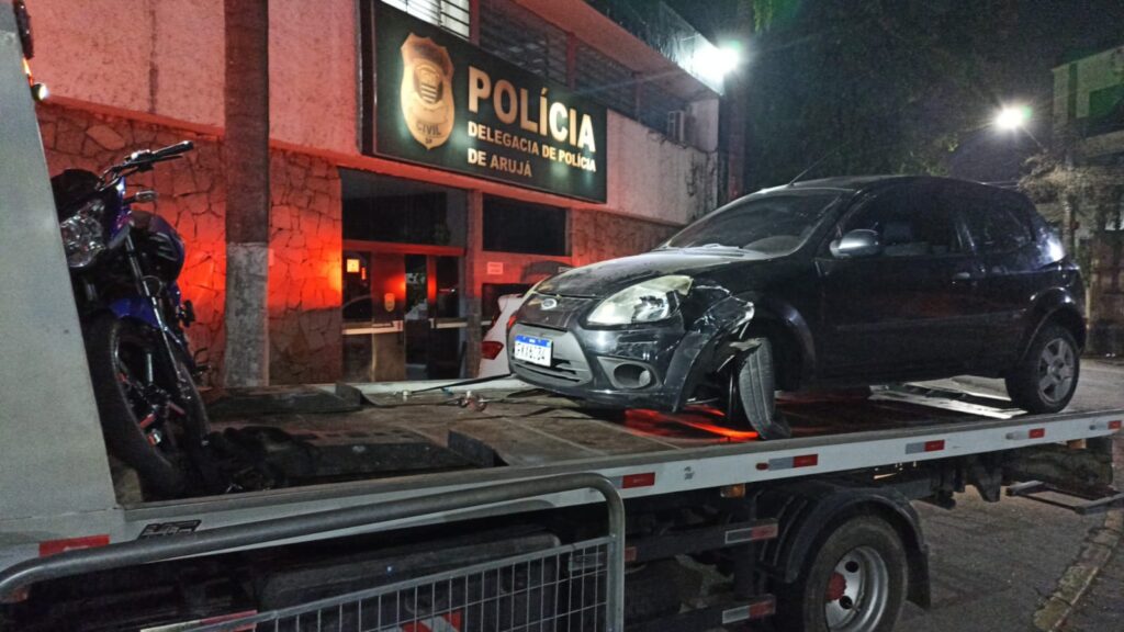Carro batido na Delegacia de Arujá