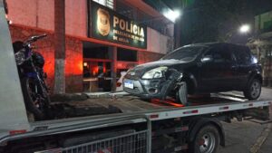 Carro batido na Delegacia de Arujá