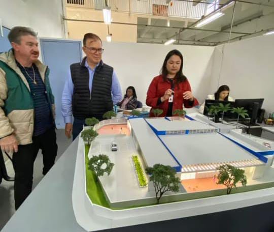 Luis Camargo olha maquete de nova creche no Jardim Emilia