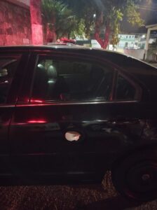 Carro alvejado com tiros