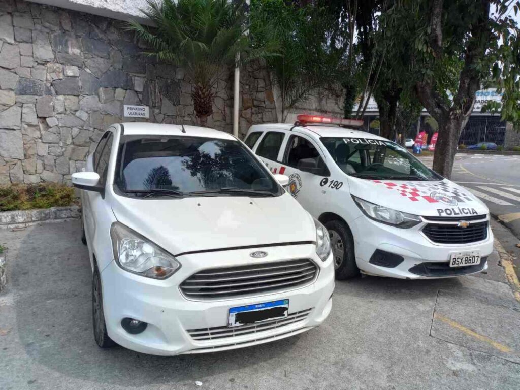 Carro furtado em Arujá