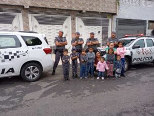 Gabriela faz aniversário com tema polícia