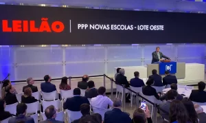 Tarcísio de Freitas no leilão das escolas na B3