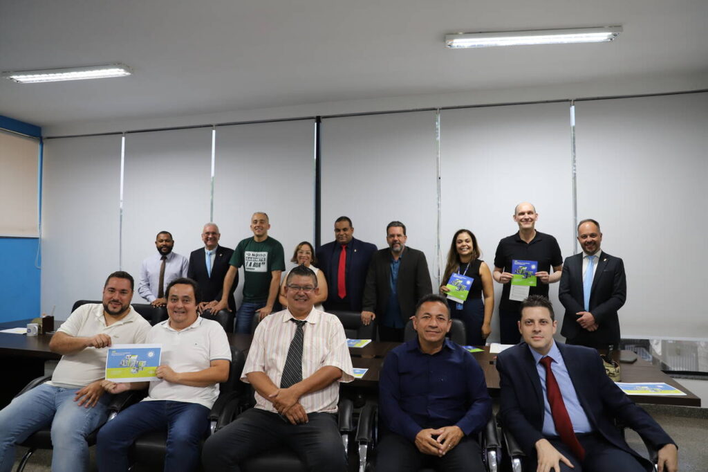 Vereadores de Arujá assinam cartilha do Sebrae
