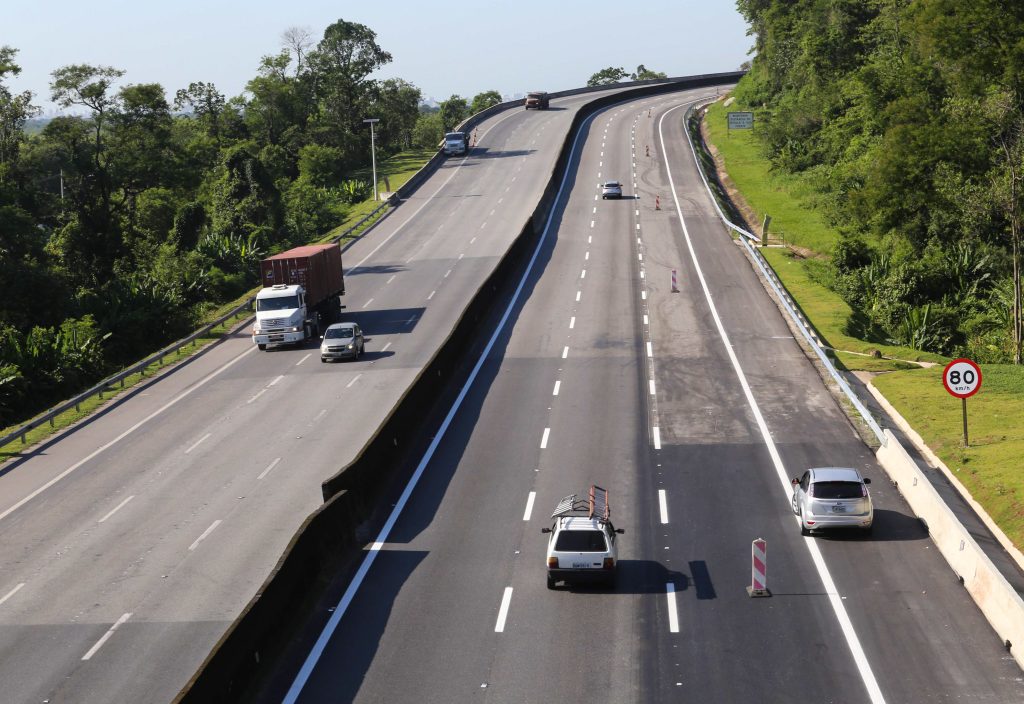 Carros descem para o litoral