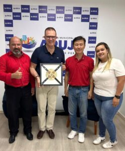 Camargo e representantes do campeonato de Taekwondo