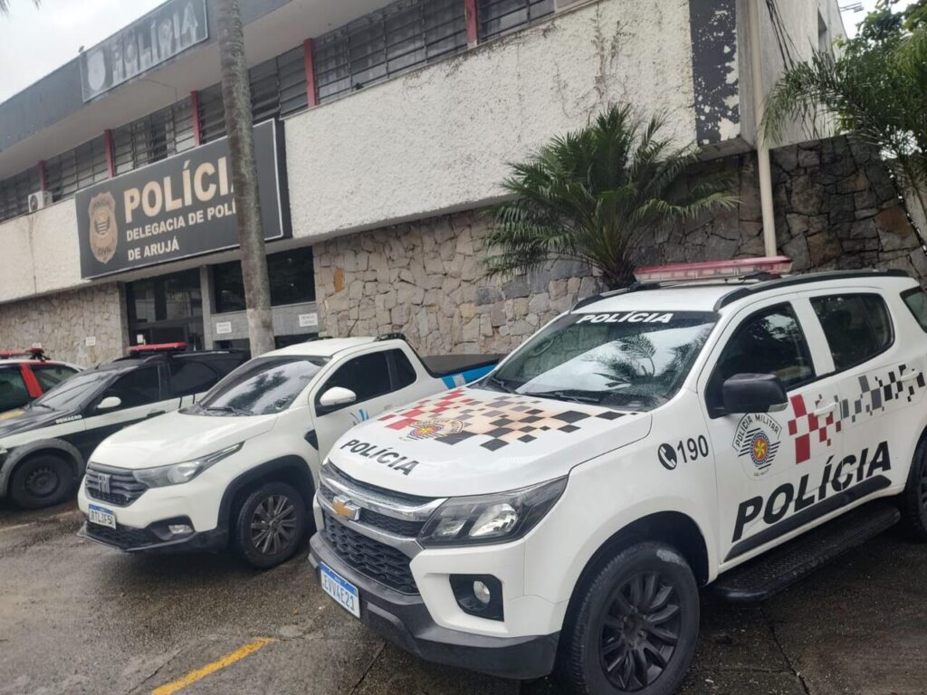 Veículo apreendido pela PM na Delegacia de Arujá