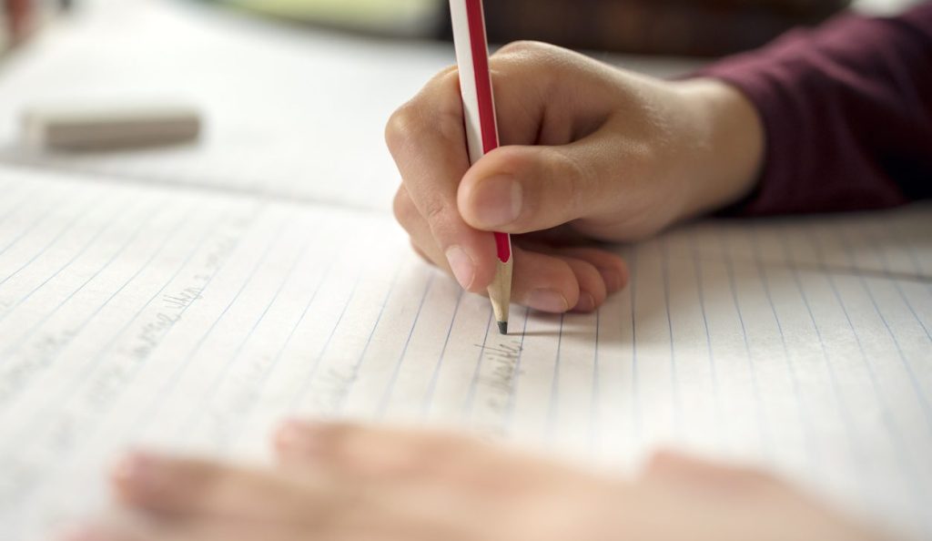 lápis e caderno, escrever