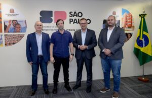 Camargo na sede do CDHU