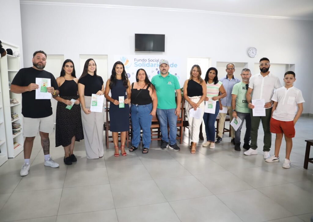 Clau Camargo e comerciantes no Fundo Social