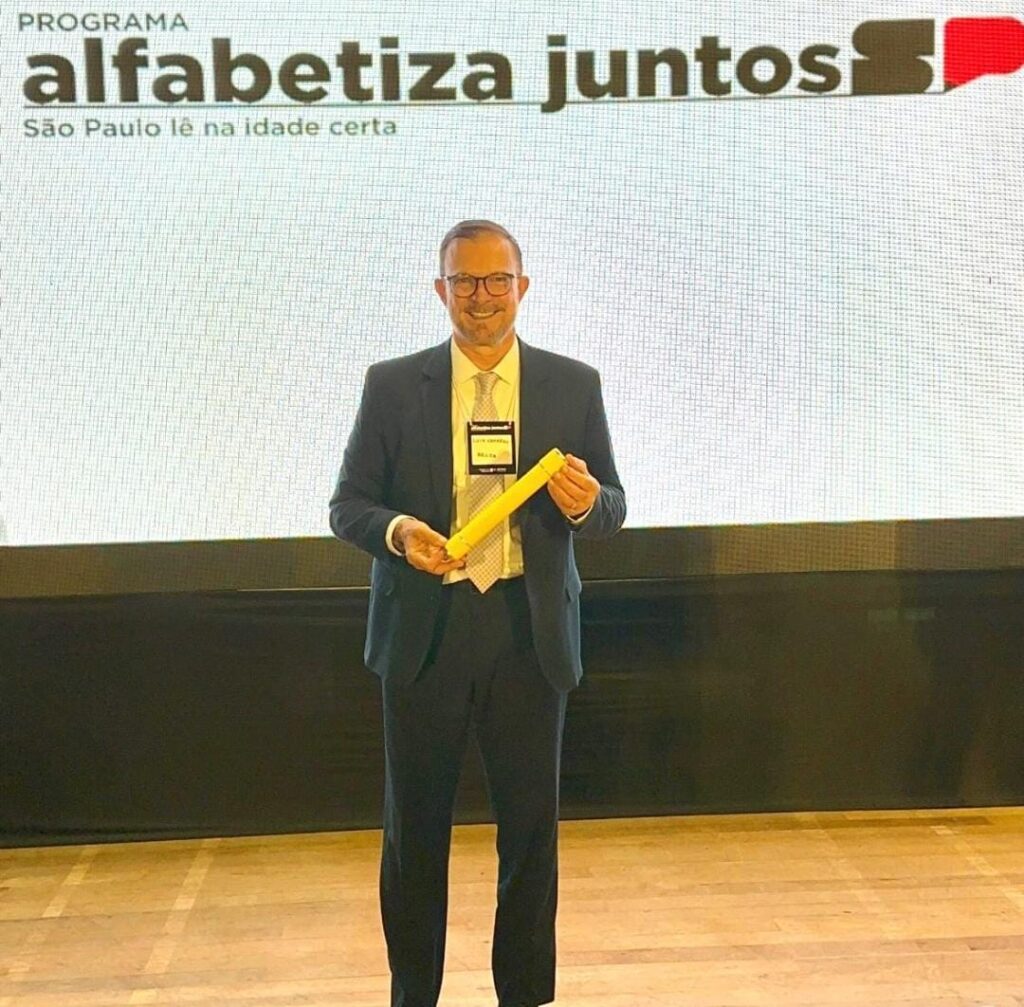 Luis Camargo, em prêmio do programa Alfabetiza Juntos