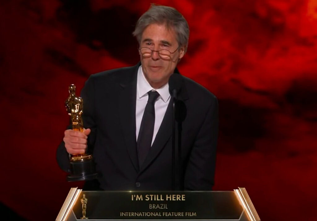Walter Salles recebe Oscar por Ainda estou aqui