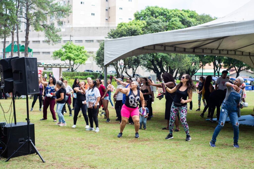 mulheres dançam no Parque Cidade Natureza