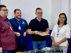 Luis Camargo e servidores da Educação