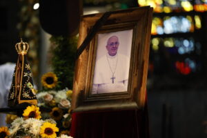 foto do papa Francisco ao lado da imagem de Nossa Senhora Aparecida