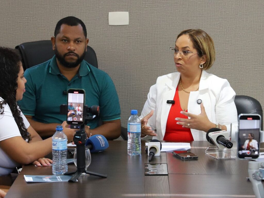 Professora Cris e Professor Danilo, em coletiva de imprensa