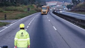 Conjunto transportador de 800 toneladas cruza a Via Dutra em Arujá