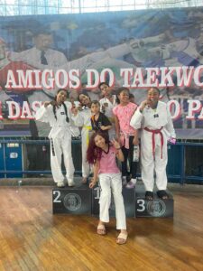 Com 19 medalhas de ouro, Arujá leva título coletivo no taekwondo