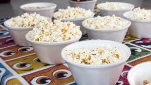 ARUJÁ PROMOVE CINE PIPOCA NO DIA DA LUTA DA POPULAÇÃO EM SITUAÇÃO DE RUA