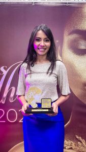 Clau Camargo é homenageada em evento “Mulheres que Brilham”, do Diário de Suzano Iniciativa reconheceu histórias de superação e contribuição à sociedade de 29 mulheres da região A presidente voluntária do Fundo Social de Solidariedade de Arujá, Clau Camargo, foi uma das homenageadas na manhã desta terça-feira, do prêmio “Mulheres que Brilham”, promovido pelo jornal Diário de Suzano. O evento reuniu 29 mulheres com trajetórias inspiradoras e atuação relevante nas áreas social e profissional. Além da entrega das homenagens, o evento marcou o lançamento da revista especial “Mulheres que Brilham”, que reúne os perfis das homenageadas e suas histórias de superação e impacto na sociedade. Ao receber a homenagem, acompanhada pelo marido e prefeito de Arujá, Luís Camargo, Clau destacou a importância do reconhecimento e agradeceu pela iniciativa. “Fiquei muito honrada com essa homenagem. Ser reconhecida ao lado de tantas mulheres incríveis é motivo de orgulho e gratidão. A minha trajetória foi marcada por muitos desafios, mas também por muitas conquistas. Acredito na força do trabalho, da fé e, principalmente, na importância de estarmos unidas para transformar realidades. Obrigada ao Diário de Suzano por esse reconhecimento tão especial”, declarou. Durante o evento, a diretora do Diário de Suzano, Sônia Moraes, reforçou o compromisso do jornal em valorizar histórias que inspiram a comunidade. “Estamos há mais de 60 anos contando as histórias da nossa região e valorizando quem faz a diferença. A homenagem ‘Mulheres que Brilham’ é uma forma de reconhecer e dar visibilidade a essas trajetórias que, muitas vezes, acontecem de maneira silenciosa, mas com um impacto imenso na sociedade. A todas as homenageadas, o nosso respeito e admiração”, afirmou. Neste mês o jornal também promoverá uma exposição de fotos no Suzano Shopping. A exposição “Mulheres que Brilham” contará com fotos e biografias das homenageadas. Clau Camargo Natural do município de Berizal (MG), Clau começou a trabalhar aos 11 anos de idade, na plantação de eucalipto. Chegou a São Paulo aos 17 anos em busca de mais oportunidades. Com dedicação, conquistou sua formação em Recursos Humanos por meio de bolsa do Prouni e, anos depois, cursou Direito, com o apoio do Banco Itaú, onde trabalhou por 11 anos no departamento jurídico. Atualmente, Clau comanda um escritório de advocacia em Arujá, é presidente voluntária do Fundo Social do município, com diversos projetos voltados à inclusão e geração de renda, com destaque para a loja “Vale Reciclar”, que une sustentabilidade e solidariedade ao trocar materiais descartáveis por produtos e serviços doados por comerciantes parceiros, além de coordenar a Câmara Técnica de Políticas Públicas do CONDEMAT + – Consórcio de Desenvolvimento dos Municípios do Alto Tietê.