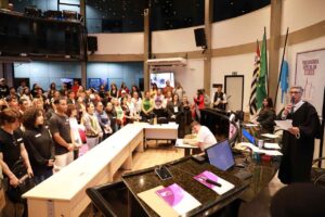 Estudantes lotam plenário da Câmara para acompanhar júri simulado de violência doméstica