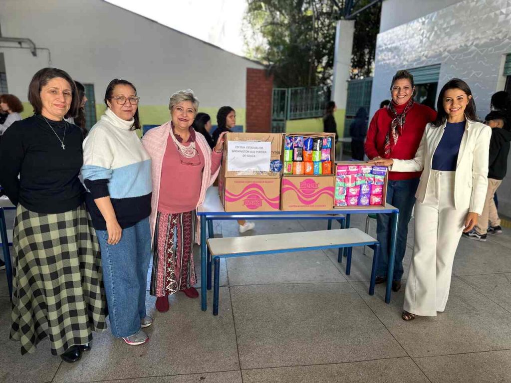 Fundo Social de Solidariedade de Arujá doa mais de 26 mil absorventes para escolas estaduais Ação, realizada em parceria com o grupo As Cunhas, reforça e amplia iniciativas já existentes de combate à pobreza menstrual A presidente voluntária do Fundo Social de Solidariedade de Arujá, Clau Camargo, realizou, ao longo da semana, a entrega de mais de 26 mil absorventes em 11 escolas estaduais do município. A iniciativa busca combater a pobreza menstrual e garantir que alunas em situação de vulnerabilidade tenham acesso a esse item básico, prevenindo faltas às aulas e contribuindo para a permanência escolar. Os absorventes foram arrecadados em uma campanha coordenada pelo grupo As Cunhas, formado por empresárias que abraçaram a causa com o apoio de clubes de motociclistas. Nas unidades de ensino, os diretores receberam os kits e serão responsáveis pela distribuição às estudantes que necessitam. Durante o encontro com os diretores, Clau também discutiu novas possibilidades de parceria para atender os alunos da rede estadual e reforçou o papel do Fundo Social na promoção de ações que melhorem a qualidade de vida da população. “A pobreza menstrual ainda é uma realidade que impacta diretamente a frequência e o rendimento escolar de muitas meninas. Ao garantir o acesso a absorventes, estamos promovendo dignidade e criando condições para que elas possam concluir seus estudos com mais tranquilidade e segurança”, afirmou Clau Camargo. A ação reforça o programa estadual Dignidade Íntima, ampliando o alcance e beneficiando um número maior de estudantes, além de fortalecer o compromisso do Fundo Social de Solidariedade de Arujá com iniciativas que promovam dignidade, inclusão e qualidade de vida para a população em situação de vulnerabilidade.
