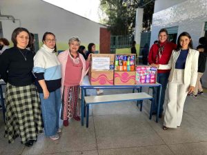 Fundo Social de Solidariedade de Arujá doa mais de 26 mil absorventes para escolas estaduais Ação, realizada em parceria com o grupo As Cunhas, reforça e amplia iniciativas já existentes de combate à pobreza menstrual A presidente voluntária do Fundo Social de Solidariedade de Arujá, Clau Camargo, realizou, ao longo da semana, a entrega de mais de 26 mil absorventes em 11 escolas estaduais do município. A iniciativa busca combater a pobreza menstrual e garantir que alunas em situação de vulnerabilidade tenham acesso a esse item básico, prevenindo faltas às aulas e contribuindo para a permanência escolar. Os absorventes foram arrecadados em uma campanha coordenada pelo grupo As Cunhas, formado por empresárias que abraçaram a causa com o apoio de clubes de motociclistas. Nas unidades de ensino, os diretores receberam os kits e serão responsáveis pela distribuição às estudantes que necessitam. Durante o encontro com os diretores, Clau também discutiu novas possibilidades de parceria para atender os alunos da rede estadual e reforçou o papel do Fundo Social na promoção de ações que melhorem a qualidade de vida da população. “A pobreza menstrual ainda é uma realidade que impacta diretamente a frequência e o rendimento escolar de muitas meninas. Ao garantir o acesso a absorventes, estamos promovendo dignidade e criando condições para que elas possam concluir seus estudos com mais tranquilidade e segurança”, afirmou Clau Camargo. A ação reforça o programa estadual Dignidade Íntima, ampliando o alcance e beneficiando um número maior de estudantes, além de fortalecer o compromisso do Fundo Social de Solidariedade de Arujá com iniciativas que promovam dignidade, inclusão e qualidade de vida para a população em situação de vulnerabilidade.