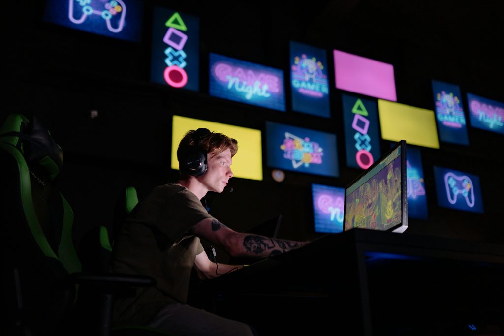 No audiovisual, o investimento é de R$ 47,5 milhões, distribuídos entre cinco categorias: distribuição, licenciamento, apoio à produção de longas-metragens, produção de telefilmes e adaptação de obra literária brasileira para roteiro cinematográfico. Serão selecionados 45 projetos no total. Em games, o edital contempla duas categorias: desenvolvimento e finalização/publicação de jogos eletrônicos. O investimento total é de R$ 6 milhões, com apoio a 20 projetos. Já na área de patrimônio, o foco é a elaboração de projetos de arquitetura para bens protegidos pelo Condephaat. Serão destinados R$ 6 milhões para contemplar 12 propostas. O segundo bloco será lançado no dia 13 de agosto, trazendo oportunidades para municípios, economia criativa, festivais e eventos. Ainda neste semestre, estão previstos novos editais, com recursos complementares a serem liberados pelo Ministério da Cultura.