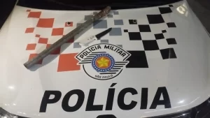 Homem é preso após ameaçar esposa e filhos com faca e barra de ferro em Aruja