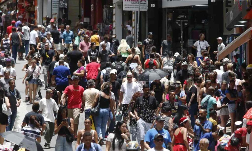 IBGE estima 213,4 milhões de brasileiros em 2025