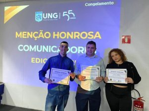 Menção honrosa da UNG entregue ao Arujá Repórter - Stepan Sena, Wellington Alves e Jennifer Freire