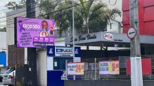 PARCERIA LEVA DIVULGAÇÃO DO AGOSTO LILÁS AOS PAINÉIS DE LED EM ARUJÁ