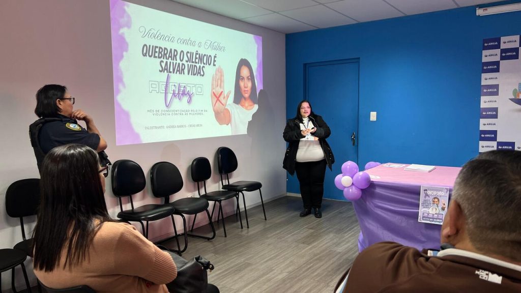 PREFEITURA DE ARUJÁ REALIZA PALESTRA DO AGOSTO LILÁS PARA COMERCIANTES DA PRAÇA GASTRONÔMICA