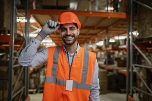 homem trabalhando com equipamento de seguranca